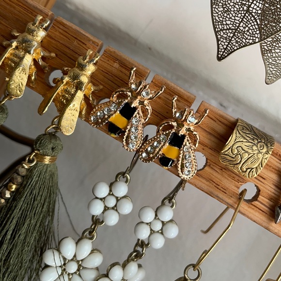 Jewelry - Earrings bee